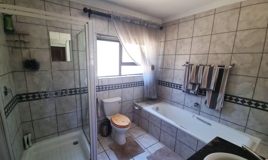 5 Bedroom Property for Sale in Melodie North West